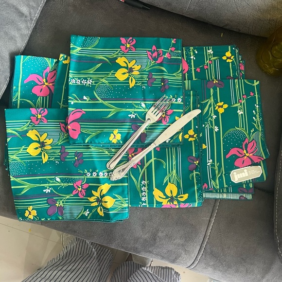 Island Floral Dinner Napkins (set of 7). Tropical Flowers.  Made by JMI - Picture 2 of 9